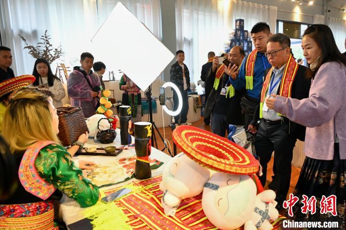 東盟國家媒體記者了解雪峰山非遺出海直播?！堊?攝