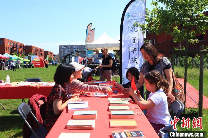 孩子們在工作坊學(xué)習(xí)剪紙?！◆斻肟鬃訉W(xué)院供圖