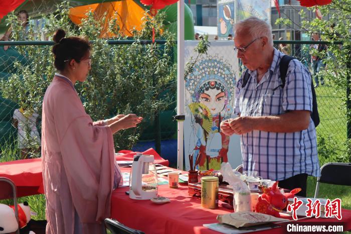 當(dāng)?shù)孛癖妳⒓又袊杞榻B和品茶活動?！◆斻肟鬃訉W(xué)院供圖