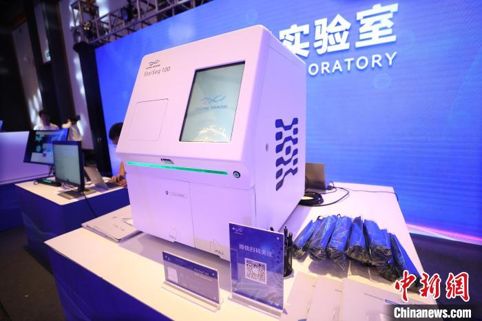 圖為發(fā)布會上展示的科技產(chǎn)品?！±祖I 攝