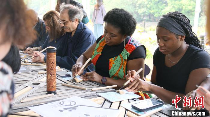 外交官們體驗嘉定竹刻?！∪A東師范大學(xué)供圖