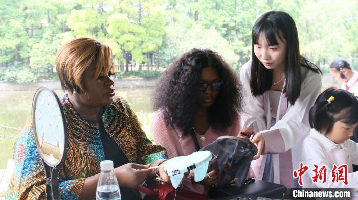 外交官們體驗做團扇?！∪A東師范大學(xué)供圖