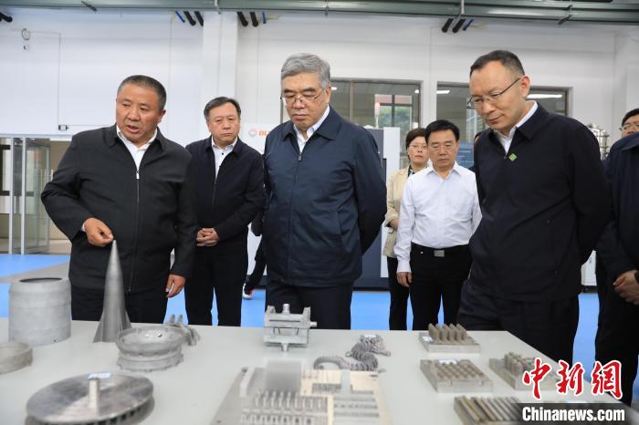 民進中央常務(wù)副主席朱永新率調(diào)研組赴四川開展重點考察調(diào)研。圖為在四川工程職業(yè)技術(shù)學(xué)院考察調(diào)研?！∶襁M中央供圖