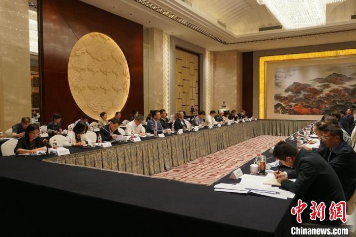 民進中央主席蔡達(dá)峰近日率調(diào)研組赴江蘇開展重點考察調(diào)研。圖為在調(diào)研座談會現(xiàn)場?！∶襁M中央供圖