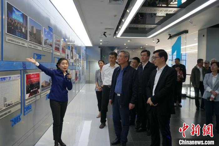 民進中央主席蔡達(dá)峰近日率調(diào)研組赴江蘇開展重點考察調(diào)研。圖為在江陰實地考察雙良集團有限公司。　孫權(quán) 攝