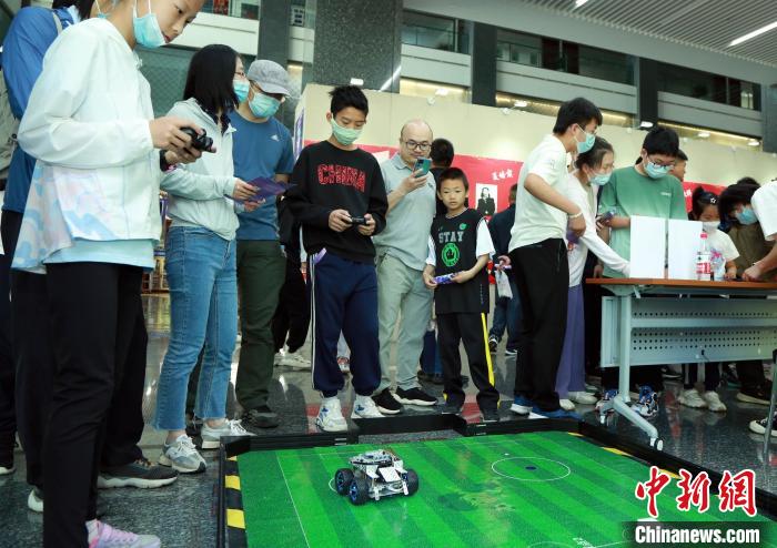 中科院計算所“神計妙算”公眾科學日活動現(xiàn)場?！≈锌圃河嬎闼?供圖