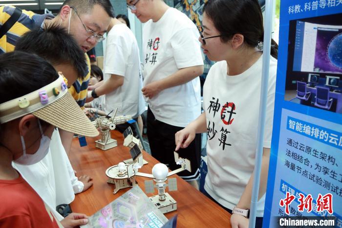 中科院計算所“神計妙算”公眾科學日活動現(xiàn)場?！≈锌圃河嬎闼?供圖