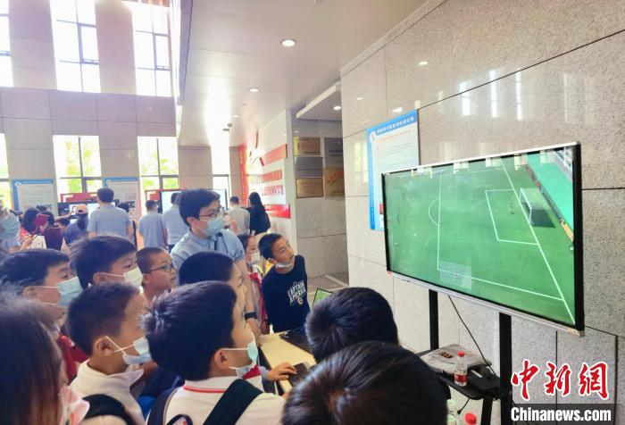 中科院自動化所“自動化之光”公眾科學日活動現(xiàn)場?！≈锌圃鹤詣踊?供圖