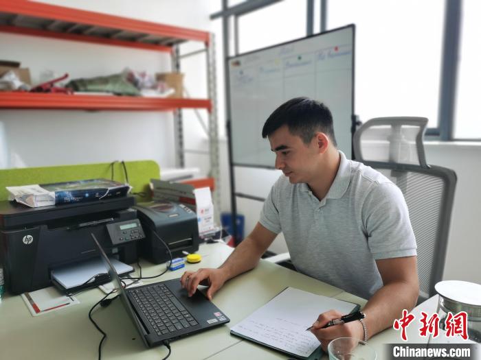 李浩宇正在辦公。　黨田野 攝