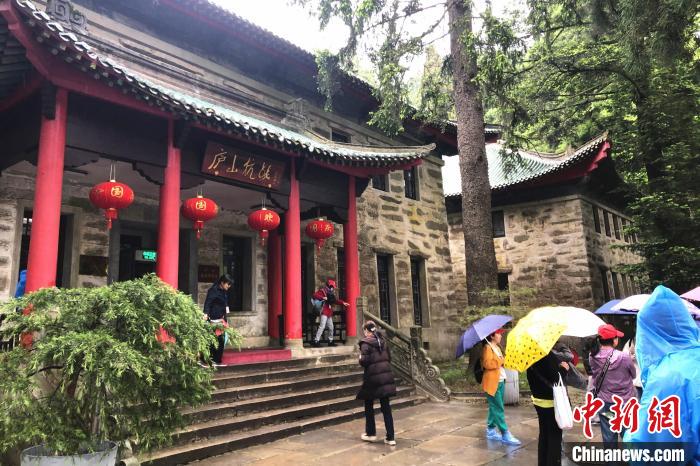 圖為在廬山抗戰(zhàn)博物館外，有不少等待參觀的游客。　吳鵬泉 攝