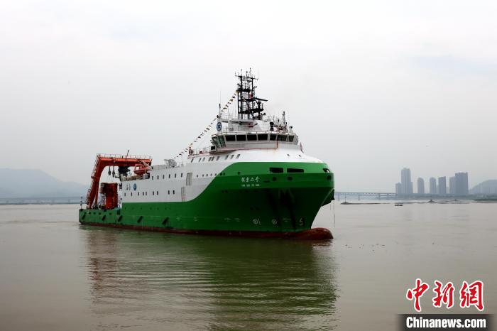 圖為“探索二號”科考船?！堑ぜt 攝