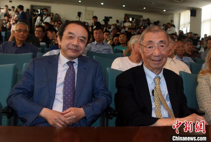 高能論壇開始前，丁肇中先生(右)與主持論壇的中科院高能所所長王貽芳院士合影?！?lt;a target='_blank' href='/'><p  align=