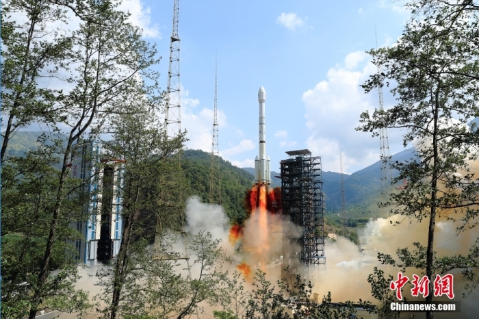 5月17日10時49分，我國在西昌衛(wèi)星發(fā)射中心用長征三號乙運載火箭，成功發(fā)射第五十六顆北斗導(dǎo)航衛(wèi)星。該衛(wèi)星屬地球靜止軌道衛(wèi)星，是我國北斗三號工程的首顆備份衛(wèi)星。入軌并完成在軌測試后，將接入北斗衛(wèi)星導(dǎo)航系統(tǒng)。此次發(fā)射是北斗三號工程高密度組網(wǎng)之后，時隔3年的首發(fā)任務(wù)。楊志遠 攝