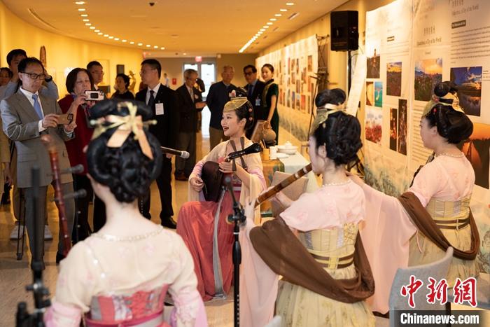 當?shù)貢r間5月19日，中國常駐聯(lián)合國代表團、中國文化和旅游部、泉州市人民政府在紐約聯(lián)合國總部聯(lián)合舉辦“茶和天下·雅集”主題展覽和招待會。圖為展覽現(xiàn)場泉州南音表演。 <a target='_blank' href='/' _fcksavedurl='/'><p  align=