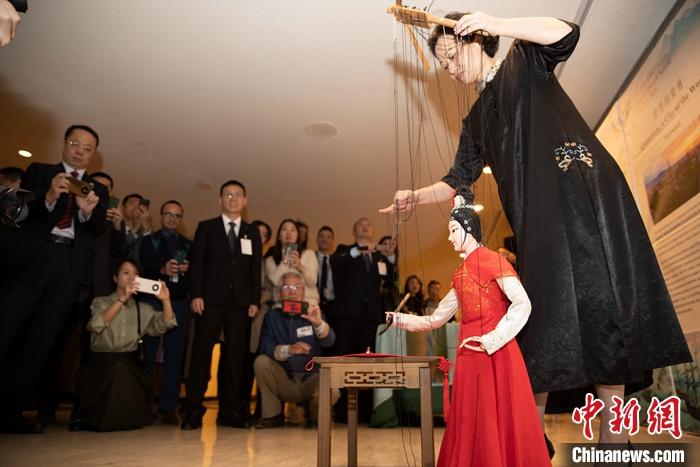 當?shù)貢r間5月19日，中國常駐聯(lián)合國代表團、中國文化和旅游部、泉州市人民政府在紐約聯(lián)合國總部聯(lián)合舉辦“茶和天下·雅集”主題展覽和招待會。圖為展覽表演泉州提線木偶寫書法。 <a target='_blank' href='/' _fcksavedurl='/'><p  align=