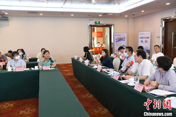 圖為中國銀行廣西分行代表在回應(yīng)桂林歸義生態(tài)農(nóng)業(yè)有限公司總經(jīng)理夏月紅的貸款需求?！∈Y雪林 攝