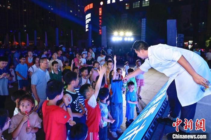 2023年鷹潭市“好奇心”科普節(jié)吸引了不少孩子踴躍參與?!≈鬓k方 供圖