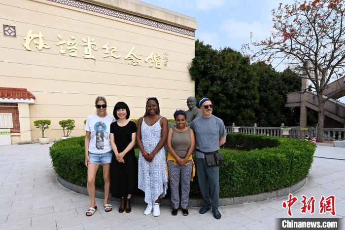 代表團(tuán)成員參訪林語堂紀(jì)念館?！埥鸫?攝