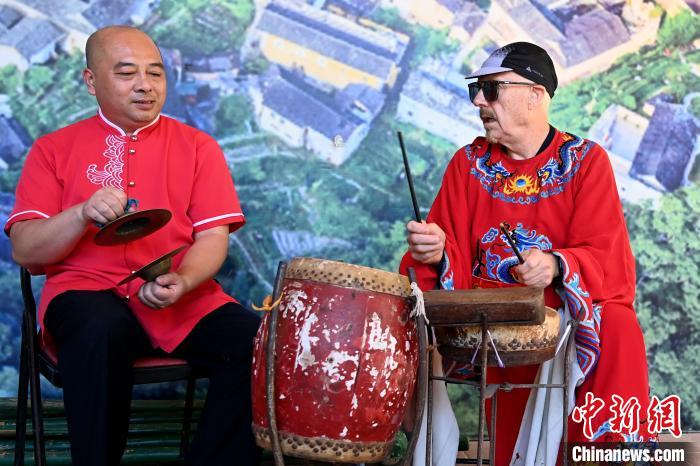 代表團(tuán)成員在漳州市南靖縣與當(dāng)?shù)孛耖g樂隊臨時組隊?！埥鸫?攝