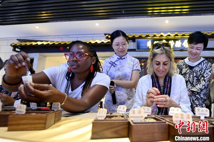 代表團(tuán)成員在片仔癀博物館內(nèi)制作中藥配方香囊?！埥鸫?攝