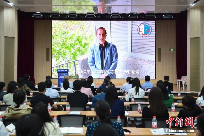 5月30日，<a target='_blank' href='/'>中新社</a>第二屆“東西問智庫(kù)”主題論壇在北京舉行，多位中外專家圍繞“AI革命與文明進(jìn)化”展開討論。圖為美國(guó)加州理工學(xué)院電氣工程和計(jì)算機(jī)科學(xué)教授、人工智能專家亞瑟·阿布-穆斯塔法通過視頻在論壇上作主旨演講。<a target='_blank' href='/'>中新社</a>記者 田雨昊 攝