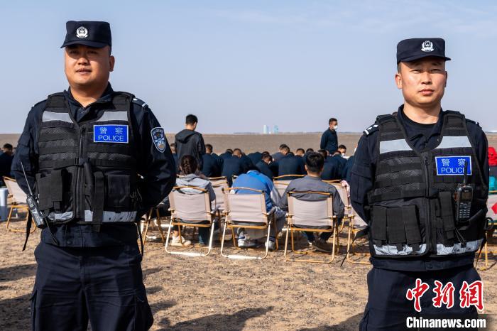 圖為承擔(dān)神舟十六號載人飛船安保任務(wù)的移民管理警察?！∨ｖ?攝