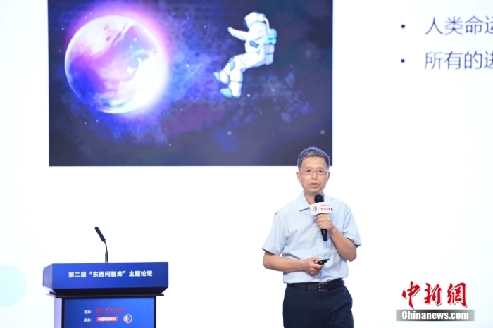 5月30日，<a target='_blank' href='/'>中新社</a>第二屆“東西問智庫”主題論壇在北京舉行，多位中外專家圍繞“AI革命與文明進化”展開討論。圖為北京大學新聞與傳播學院教授胡泳在論壇上作主旨演講。<a target='_blank' href='/'>中新社</a>記者 田雨昊 攝