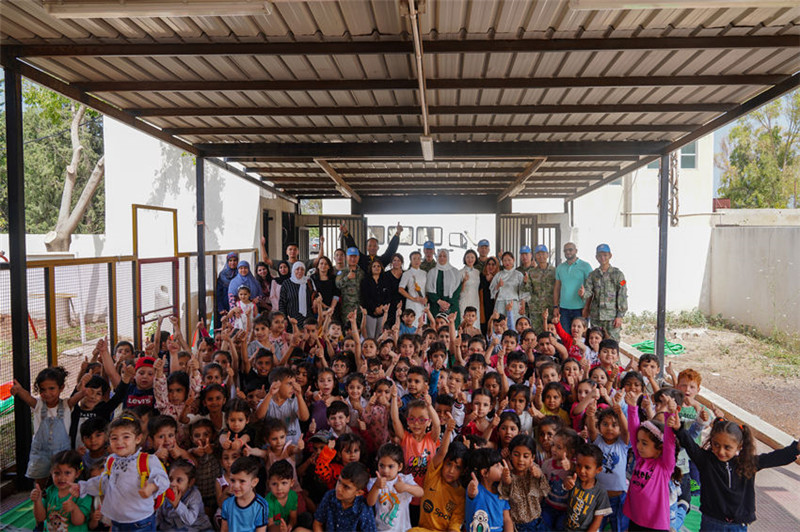 當(dāng)?shù)貢r(shí)間5月30日，黎巴嫩南部庫雷拉公立小學(xué)，“六一”國際兒童節(jié)前夕，中國第21批赴黎維和多功能工兵分隊(duì)官兵看望慰問學(xué)校師生，并開展文化交流活動(dòng)，圖為我維和官兵同師生合影。李竹林?jǐn)z