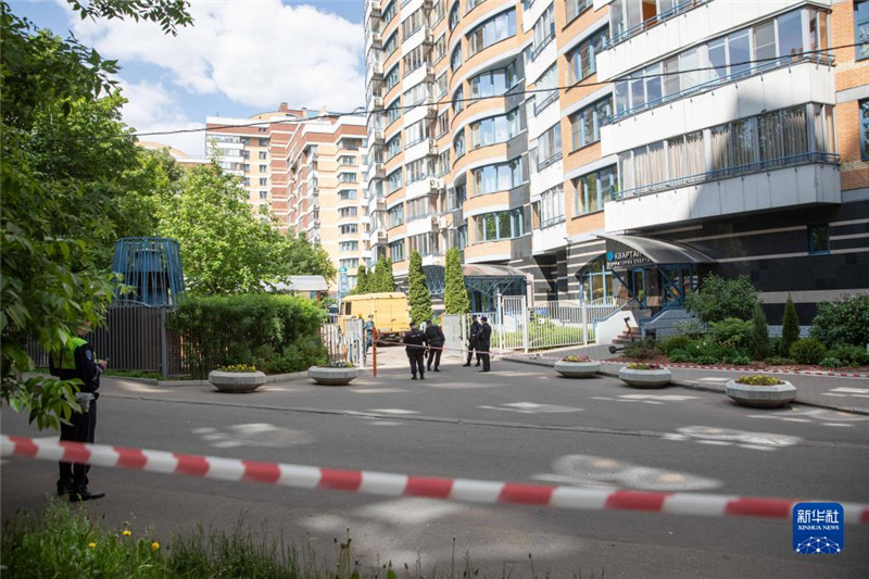 5月30日，警察在俄羅斯首都莫斯科的樓房遭襲現(xiàn)場(chǎng)警戒。新華社記者白雪騏攝