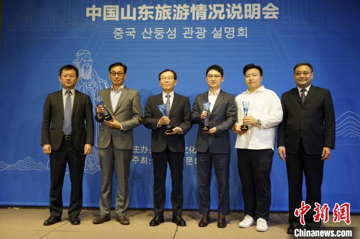 為“好客山東”旅游大使授牌?！⑿?攝