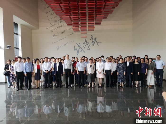 上海僑界人士參觀上海交通大學(xué)錢學(xué)森圖書館?！》队畋?攝