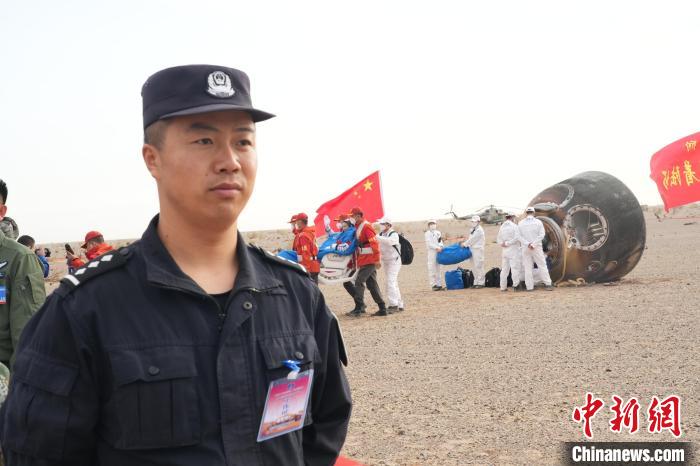 圖為阿拉善邊境管理支隊民警在著陸場開展安保工作?！埥?攝