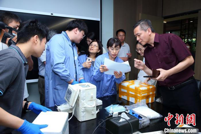 科研人員清點、查看隨神舟十五號返回地面的空間科學實驗樣品?！≈锌圃嚎臻g應(yīng)用中心 供圖