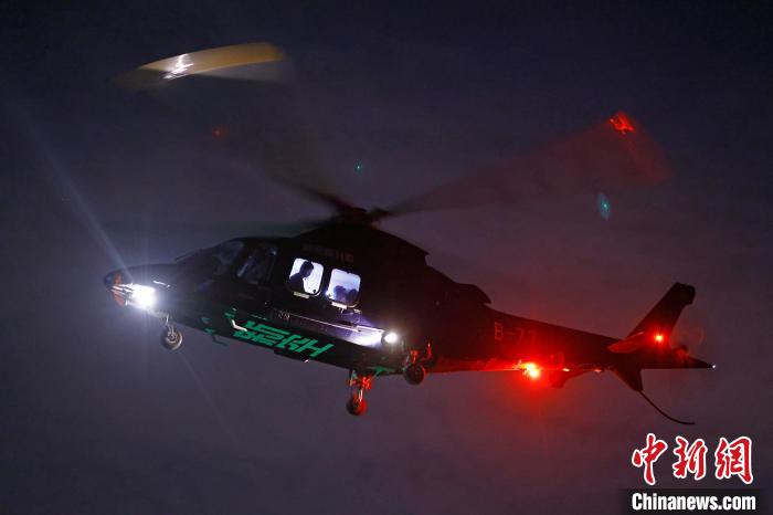 6月3日晚，游客乘坐上海新空直升機(jī)有限公司直升機(jī)開啟鳥瞰黃浦江空中圓夢之旅。　殷立勤 攝