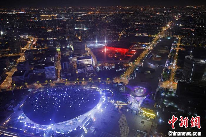 6月3日晚，鳥瞰上海黃浦江兩岸城市夜景?！∫罅⑶?攝