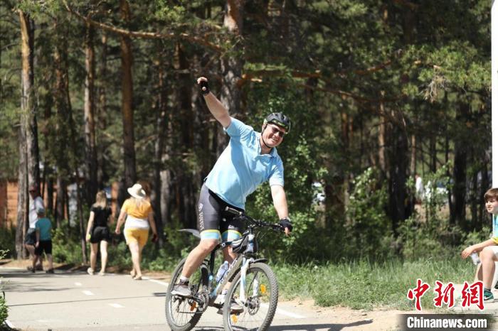 當(dāng)?shù)貢r間4日，哈外交部副部長羅曼·瓦西連科在騎行活動中?！喰琶貢幑﹫D