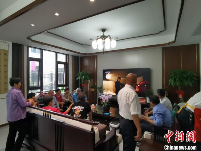 親友們集中在費俊龍家中觀看返程的視頻?！＄娚?攝