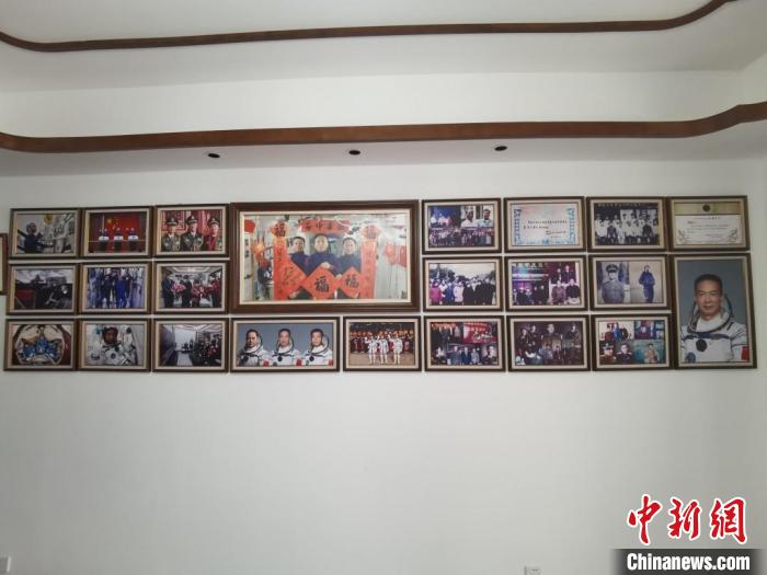 家中的照片墻上，新增了費俊龍此次飛天的照片?！＄娚?攝