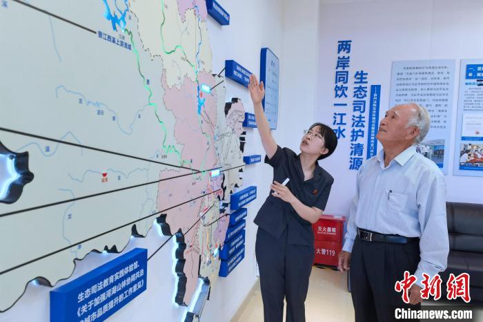 金門同胞參觀金門供水水源生態(tài)司法保護(hù)基地。　孫虹 攝