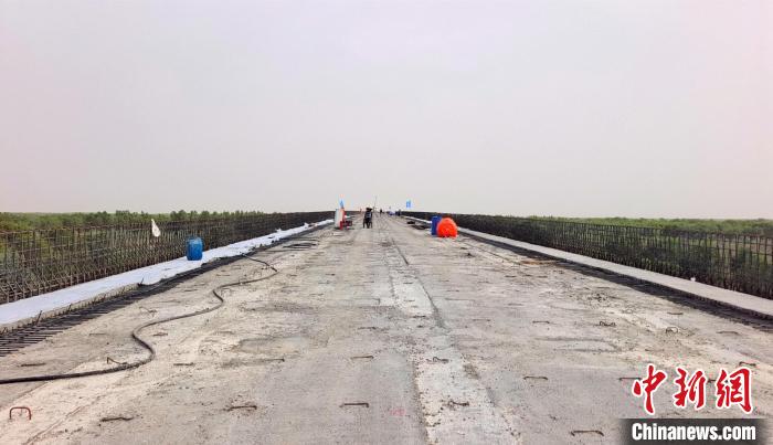 工作人員正在橋面上緊張有序地施工。　史玉江 攝