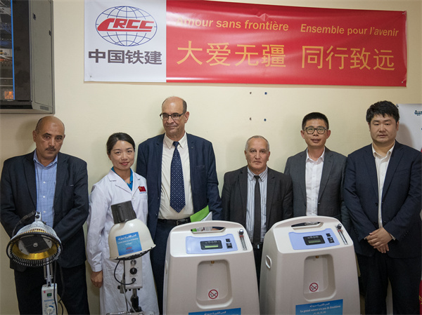 中國鐵建阿爾及利亞公司向當?shù)蒯t(yī)院捐贈醫(yī)療物資。鐵建國際供圖