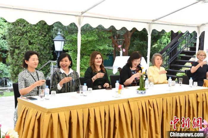 圖為嘉賓品味烏龍茶?！“亓种袊幕行墓﹫D。