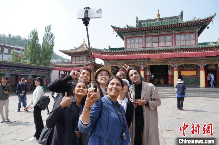 圖為外國(guó)記者在塔爾寺合影。　馬銘言 攝