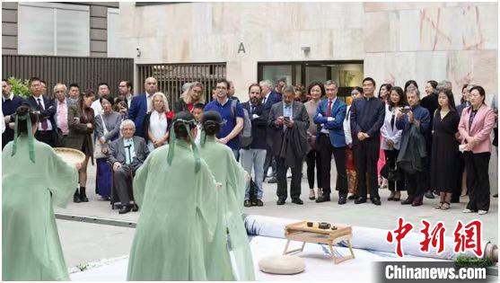 嘉賓觀看茶舞表演?！⌒抨柺形麄鞑抗﹫D