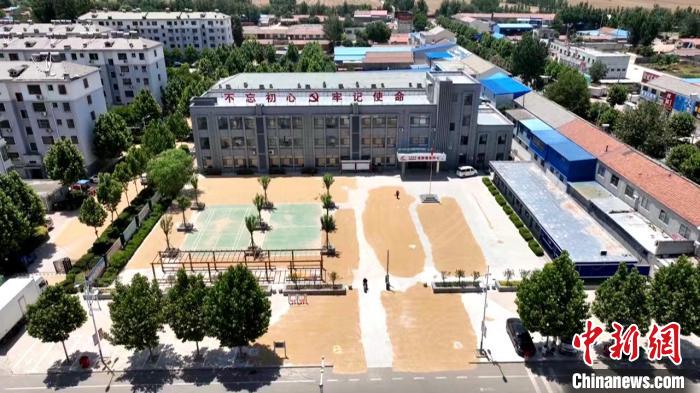 德州陵城區(qū)開放1297處鎮(zhèn)村公共場(chǎng)地，緩解農(nóng)民曬糧難題。　陵城區(qū)委宣傳部供圖