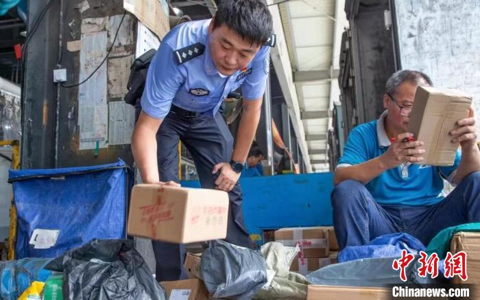 肥東縣公安局針對劇毒化學(xué)品和易制爆危險化學(xué)品生產(chǎn)企業(yè)開展安全檢查工作?！『戏示焦﹫D