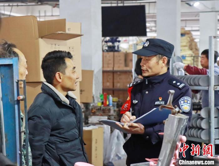 3月30日，大興派出所民警來到轄區(qū)中小企業(yè)，開展“為民為企為項目”走訪活動。　合肥警方供圖