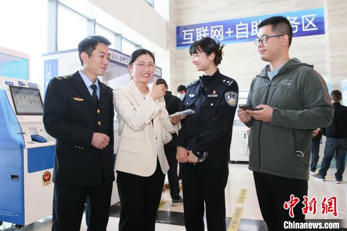 4月10日，安徽合肥，一家運輸企業(yè)負責(zé)人在工作人員的指導(dǎo)下，使用小程序辦理車管業(yè)務(wù)?！『戏示焦﹫D