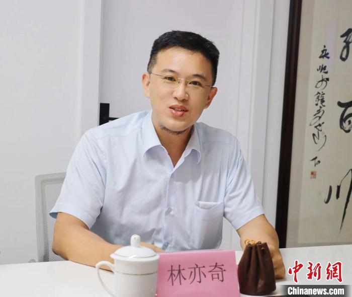 臺(tái)灣創(chuàng)新聯(lián)合建筑協(xié)會(huì)理事長(zhǎng)林亦奇講述設(shè)立驛站愿景?！窃式?攝