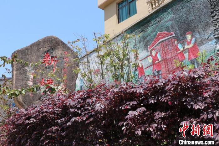 臺(tái)灣上趣開新團(tuán)隊(duì)改造蕉城區(qū)八都鎮(zhèn)新樓村時(shí)融入畬族元素?！●易訌?qiáng) 供圖